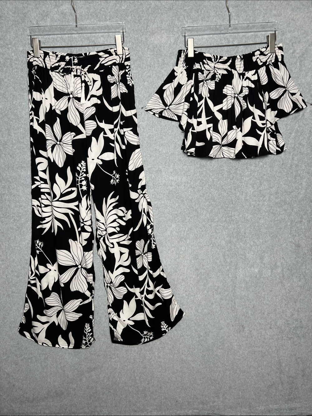 Kiwi & Punch Miami Black White Tropical Floral 2 Piece Set Size Medium NWT